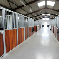 Box de chevalet de style européen à toit incurvé avec panneau avant en bambou, porte battante et mangeoire pivotante
