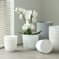 Pots de plantes modernes en plastique côtelé blanc, beige, gris ciment, gris chaud, noir pour usage intérieur et extérieur