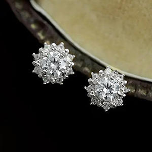 Orecchini a lobo di lusso in oro con diamanti, oro massiccio 18K, taglio brillante rotondo, design floreale, montatura a griffe, classici da donna per tutti i giorni - Product Image 4