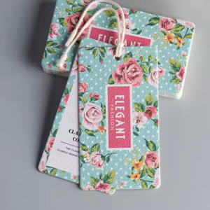 Dropshipping Étiquettes volantes de vêtement à impression personnalisée Logo de design de mode Étiquettes de vêtements de marque Étiquettes volantes en papier - Product Image 3