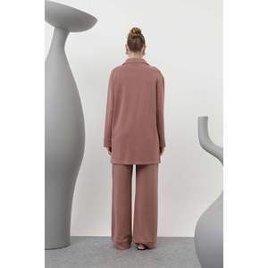 LOREEN Ensemble pantalon et veste pour femme avec col à boutons roses et détails de poches - Tenue deux pièces confortable et élégante pour tous les jours - Product Image 5