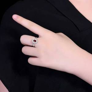 Anillo de oro macizo de 18 quilates con rubí color sangre de paloma sin calentar, anillo ovalado con doble halo de rubí y 61 diamantes brillantes. - Product Image 5