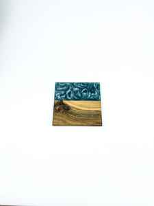 Ensemble de sous-verres en bois de résine naturelle uniques, ajoutant un charme rustique à la maison ou au bureau tout en protégeant les surfaces des déversements de chaleur - Product Image 3