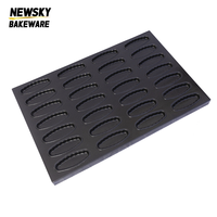 Plaque de cuisson rectangulaire durable avec 28 cavités individuelles, idéale pour les croissants, les pains et les brioches, facile à démouler
