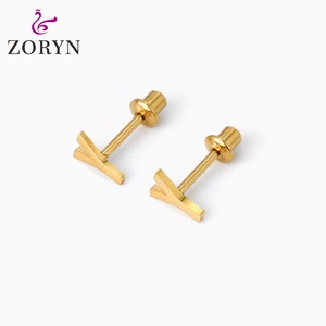 ต่างหูแบบติดหู สแตนเลสสตีล 316L กันน้ำ ชุบทอง 18K PVD แบบเกลียว ตัวอักษร Z  ปลอดภัยต่อผิวแพ้ง่าย ทนทาน สำหรับผู้หญิง - Product Image 4