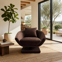 Fauteuil pivotant esthétique en velours marron chocolat, avec assise sculpturale en forme de coquille et base sur piétement, pour salon d'appartement moderne