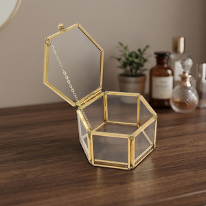 Caja de Joyería Hexagonal de Vidrio con Marco Dorado y Tapa con Bisagras, Diseño Minimalista, Contenedor de Almacenamiento - Product Image 4