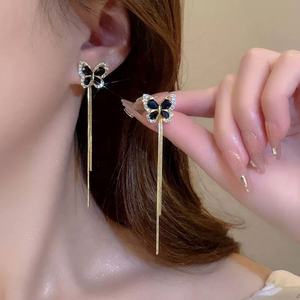 ต่างหูแบบห้อยประดับพู่ยาวรูปผีเสื้อสีดำสไตล์เกาหลี ประดับเพชร ดีไซน์สวยเก๋ทันสมัย ชุบทอง สำหรับผู้หญิง ทำจากโลหะผสมสังกะสี - Product Image 2