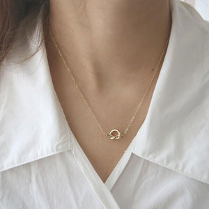 Collar con colgante de nudo chapado en oro de 14k y 18k de acero inoxidable 316L al por mayor para mujer - Product Image 5