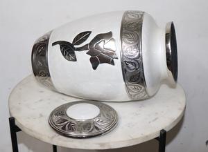 Urne de crémation pour adultes blanche perlée extra large Urne de crémation en aluminium blanche avec rose argentée gravée de la meilleure qualité - Product Image 3