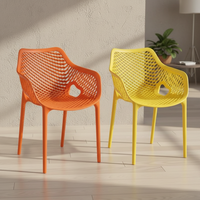 Chaises d'extérieur en polypropylène ajourées multicolores empilables pour patio et jardin, vente en gros