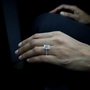 Bague en or blanc avec diamant de laboratoire taille radiant, bijou raffiné, solitaire délicat pour fiançailles et promesse. - Product Image 6