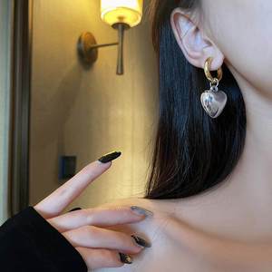 2025 nuevo diseño coreano de alta calidad para mujer pendientes de gota de corazón de oro de 18K de alta calidad pendientes de aro Huggie de latón de moda - Product Image 2