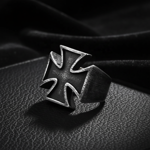 Bague large en acier inoxydable 316 pour homme, motif croix gothique, textures contrastées, esthétique sombre et masculine, accessoire rétro élégant - Product Image 1