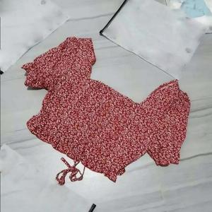 Ropa al por mayor de fábrica: Lotes surtidos de ropa usada con descuento, incluyendo blusas, tops y vestidos en fardos para envío. - Product Image 4