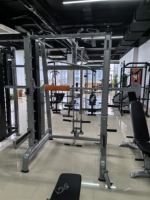 Appareil de musculation multifonctionnel professionnel robuste et fiable avec rack à squats, crossover par câble, machine Smith et power rack