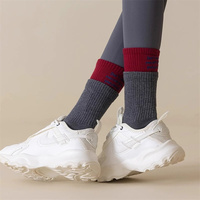 Chaussettes de Pilates personnalisées à faible MOQ, antidérapantes, pour femmes, en coton/fibre de bambou, respirantes, absorbant la transpiration, mi-mollet, pour jeunes, collection Printemps