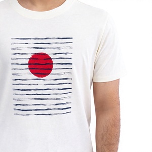 T-shirt blanc à manches courtes pour homme avec motif cercle rouge et rayures bleues, col rond, coupe décontractée, en jersey de coton imprimé - Product Image 2
