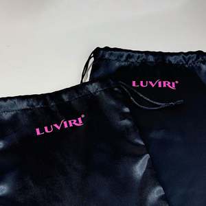 Bolsas de Almacenamiento de Extensiones de Cabello y Pelucas de Satén Personalizadas con Cierre de Cinta, Impresas con Serigrafía para Empaque de Joyería - Product Image 1