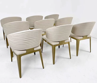 Chaise de salle à manger moderne de luxe léger avec dossier en cuir ondulé et pieds en métal pour la maison et l'hôtel