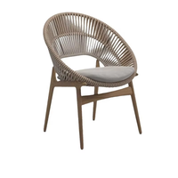 Ensemble de chaises longues d'extérieur avec structure en métal, dossier tressé, coussins gris, fauteuils et ottoman pour patio et jardin