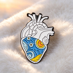 Broche de Noël en métal poli de haute qualité, épinglette personnalisée populaire avec impression sérigraphiée pour cadeau de fêtes - Product Image 1
