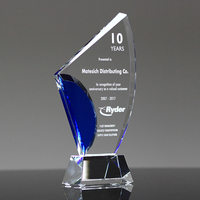 Trophée créatif en cristal bleu avec design incurvé pour la reconnaissance artistique, créative et événementielle