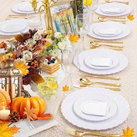Ensemble de vaisselle jetable en plastique robuste de 175 pièces, bord ondulé, bordure dorée, assiettes à dîner, assiettes à dessert, couverts, gobelets, serviettes, élégant pour mariage