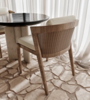 Design d'intérieur tendance et confortable pour petite cafétéria, mobilier pour magasin de jus, aménagements et présentoirs en bois personnalisés pour café