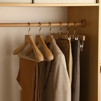DS4713 Cintre pour pantalons peu encombrant avec barre de pantalon et encoches d'épaule Cintre pour pantalons en bois naturel avec crochets Cintres en bois