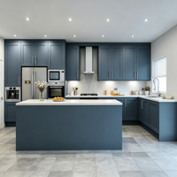 Ensemble d'armoires de cuisine Shaker modernes gris foncé laqué avec îlot de cuisine intégré, évier et crédence en quartz blanc durable