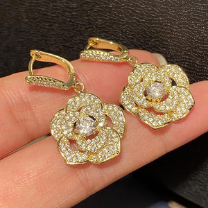 Pendientes de flor dorada con pedrería de cristal para mujer, joyería romántica de moda para boda, aleación de zinc con microincrustaciones - Product Image 4