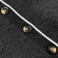 Cárdigan de punto con cuello marinero y botones para mujer, gris jaspeado oscuro con ribete en contraste blanco, manga raglán, top corto informal