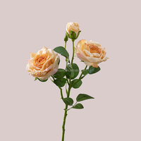 DY105 Tissu artificiel fait à la main Rose simple pulvérisation avec 2 têtes de fleurs et un bourgeon pour la décoration murale de mariage à la maison Offre Spéciale
