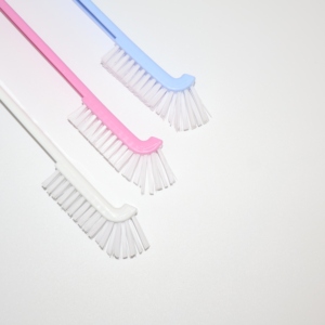 Brosse à biberon multifonction 2-en-1, brosse de nettoyage pour tétines de bébé, trous d'aération et fentes de pailles - Product Image 4
