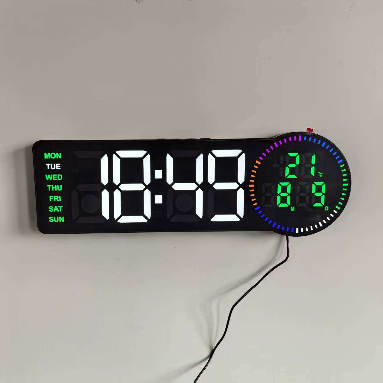 Carcasa negra con luz blanca.