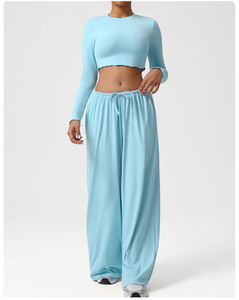 Top e pantaloni sportivi sportivi da donna a figura intera sono adatti per lo Yoga e le attività quotidiane. Arrivano in un Set di due pezzi. - Product Image 5