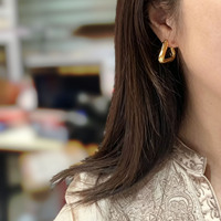 Boucles d'oreilles de luxe en or massif 18 carats AU750, texture verticale, triangle, style Huggie Hoop pour femme, vente en gros quotidienne