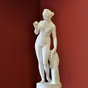 Sculpture en pierre naturelle personnalisée, taille réelle, sculptée à la main, vente directe, Sculpture en marbre de jardin européen, Statue de Venus et de pomme dorée - Product Image 3