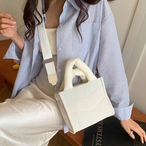 Nouveau design tendance : Sac à main matelassé pour femme, sac bandoulière léger en nylon doux et moelleux pour filles - Product Image 6