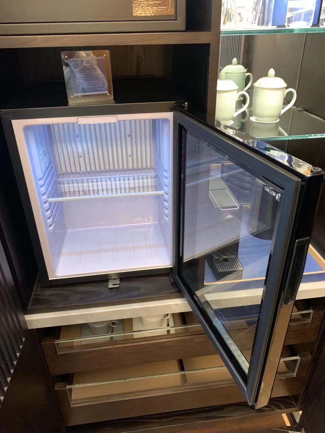 SUGO倉庫 動作確認済】WELLWAY XC-25GBホテル向け客室用冷蔵庫 扉型ミニバー