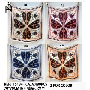 Foulard Quadrato Piccolo con Motivo a Quadrifoglio 70x70cm, Accessorio Moda Donna - Product Image 2