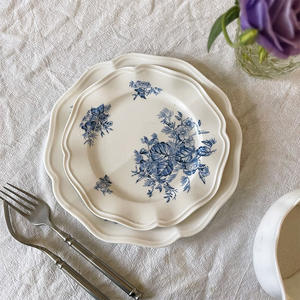 Assiette en céramique de style français médiéval avec relief en dentelle et motif de rose, assiette à dessert, assiette à petit-déjeuner, assiette à dîner en dentelle - Product Image 5