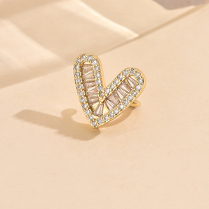 Boucles d'oreilles élégantes à clipser en forme de coeur de style coréen Ensemble de clous à la mode Pierre de zircon Cadeau à la mode pour les mamans en cuivre - Product Image 5