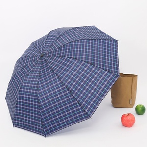Venta al por mayor Checker Umbrellas para la lluvia plegable promocional tres paraguas de lluvia manual plegable - Product Image 3