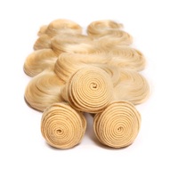 Lots de Cheveux Humains Indiens Bruts 613 Blond Miel Ondulés pour Vente en Gros aux Salons