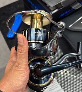 Compre el Nuevo y Moderno Carrete de Pesca Giratorio Daiwa Saltiga 18000 H para Diestros, Relación de Engranajes 5.8:1, 8 Rodamientos, 600g - Product Image 1