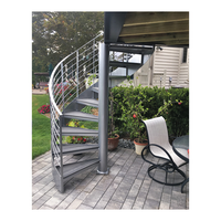 Escalier en colimaçon de luxe avec marches en marbre, balustrade en verre cristal, main courante finition or, fabrication sur mesure