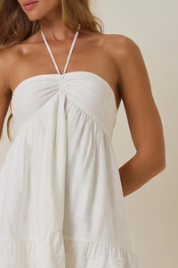 Vestido midi blanco sin tirantes con detalle fruncido y dobladillo en capas, corte holgado, informal, de verano, de algodón tejido. - Product Image 1