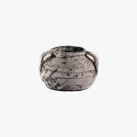 Vase de table en céramique d'argile de style rustique avec finition mate, doté de deux poignées, mesurant 4-8 pouces de haut et 8-12 pouces de large.